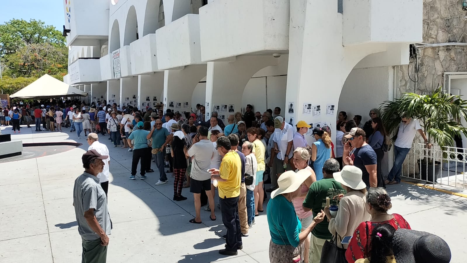 Miles aguardan en vano poder votar en el Palacio Municipal de Cancún